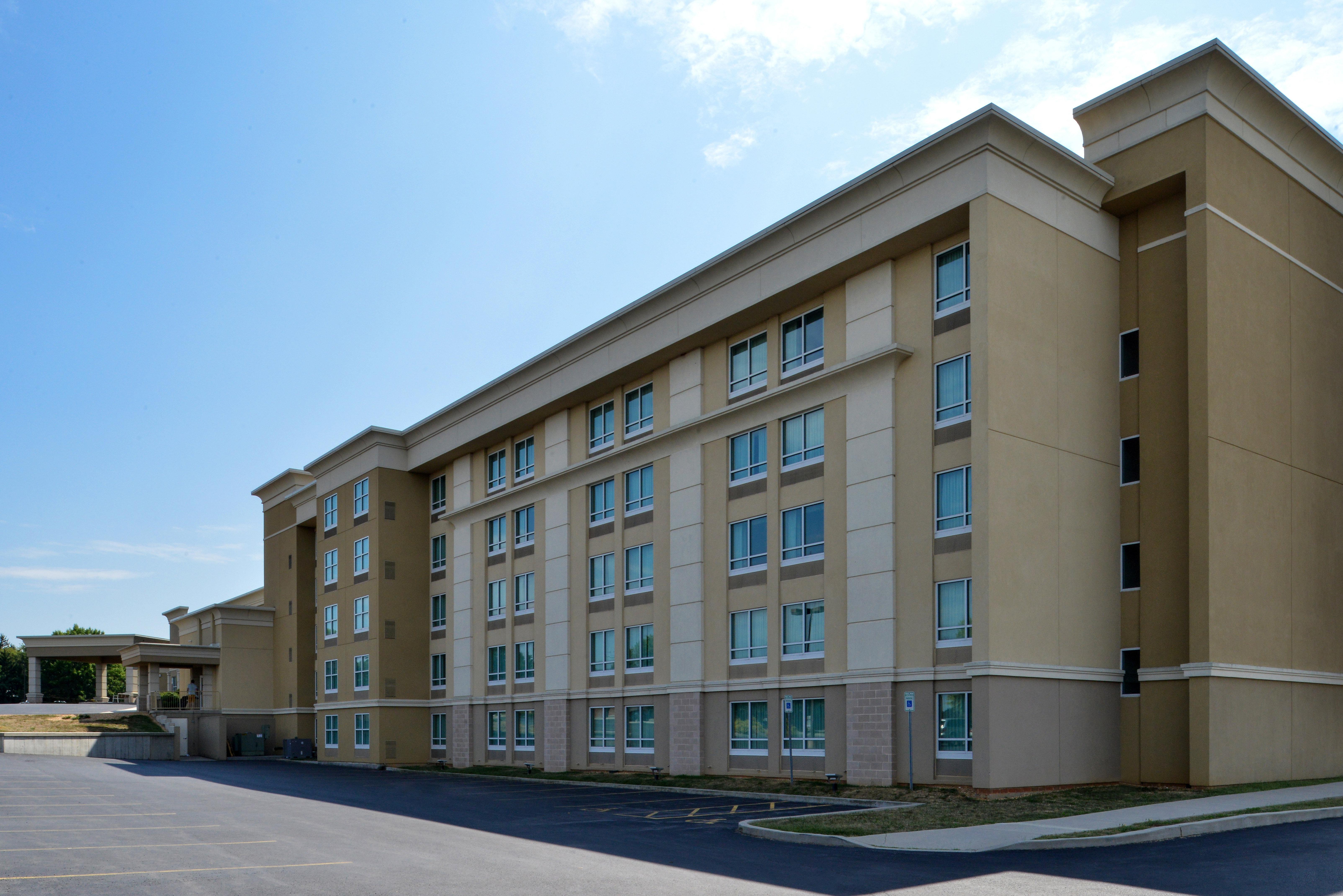 Holiday Inn Martinsburg By Ihg Exteriör bild